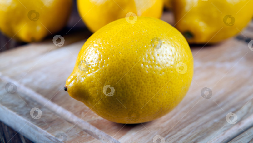 Скачать Натюрморт с одним свежим лимоном на борту фотосток Ozero