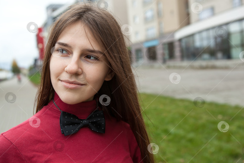 Скачать задумчиво смотрящая красивая молодая девушка фотосток Ozero