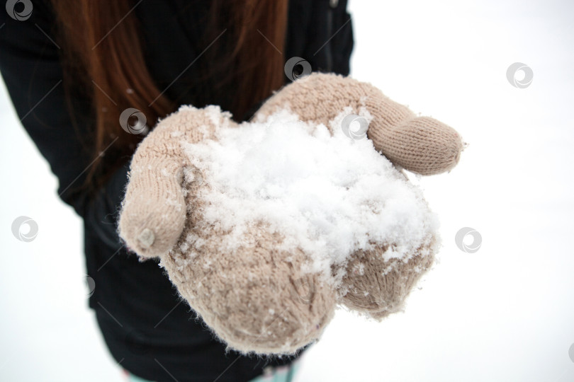 Скачать девушка держит в руках горсть снега фотосток Ozero