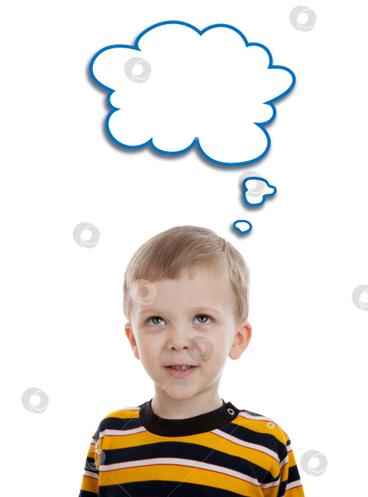 Скачать маленький мальчик, стоящий в полосатой футболке с облаком фотосток Ozero