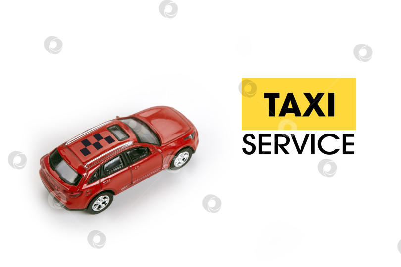 Скачать красная модель автомобиля на белом фоне в концепции вызова такси фотосток Ozero