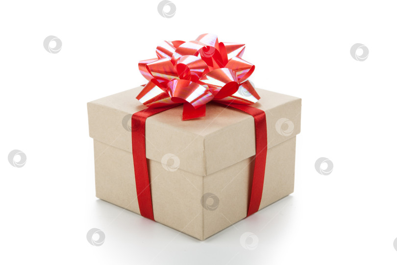 Скачать Одна праздничная подарочная коробка с красным бантом на белом фотосток Ozero