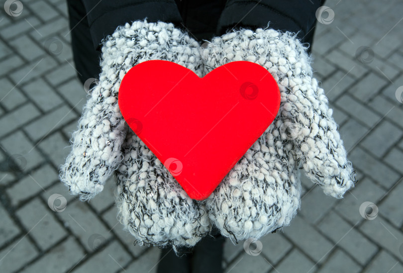 Скачать знак красного сердца в руках в варежках фотосток Ozero