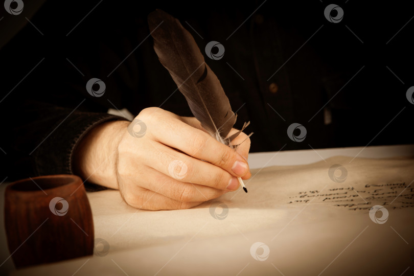 Скачать писатель держит авторучку над писчей бумагой и пишет стихи фотосток Ozero