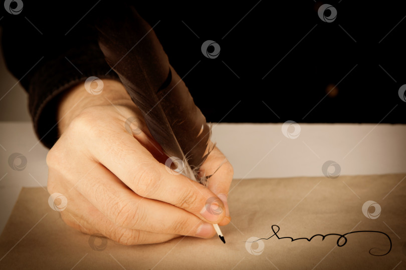 Скачать писатель держит авторучку над писчей бумагой и ставит подпись фотосток Ozero