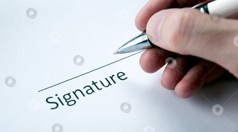 Скачать Один документ с местом для подписи и рукой человека с ручкой фотосток Ozero