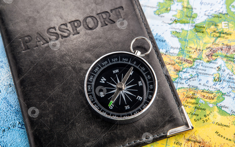 Скачать паспорт с компасом в обложке и картой мира фотосток Ozero