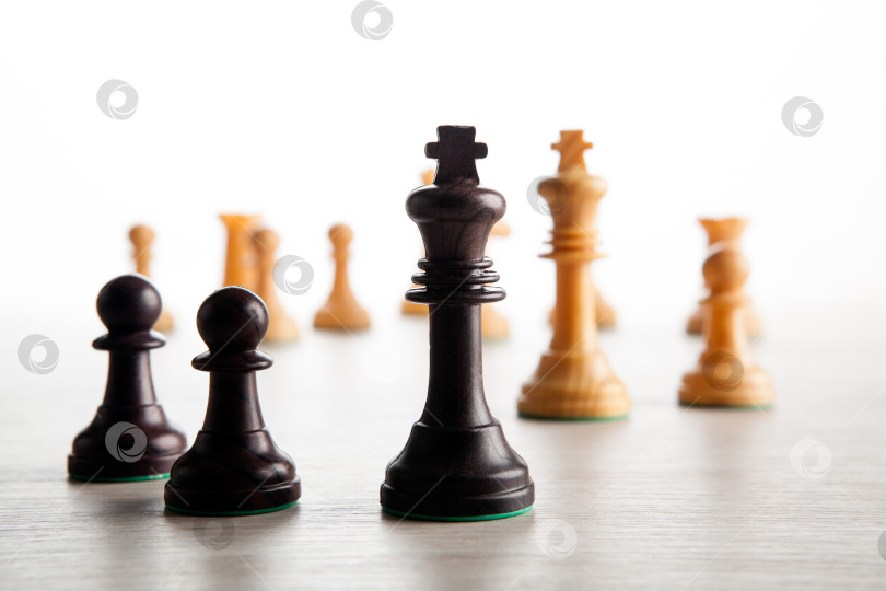Скачать черные шахматные пешки на шахматной доске и черный шахматный король фотосток Ozero