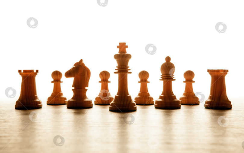 Скачать деревянные белые шахматные фигуры выстроились в ряд фотосток Ozero