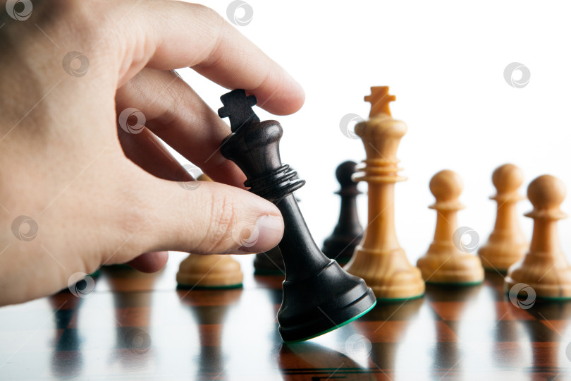 Скачать рука шахматиста держит шахматную фигуру черного короля и терпит поражение фотосток Ozero