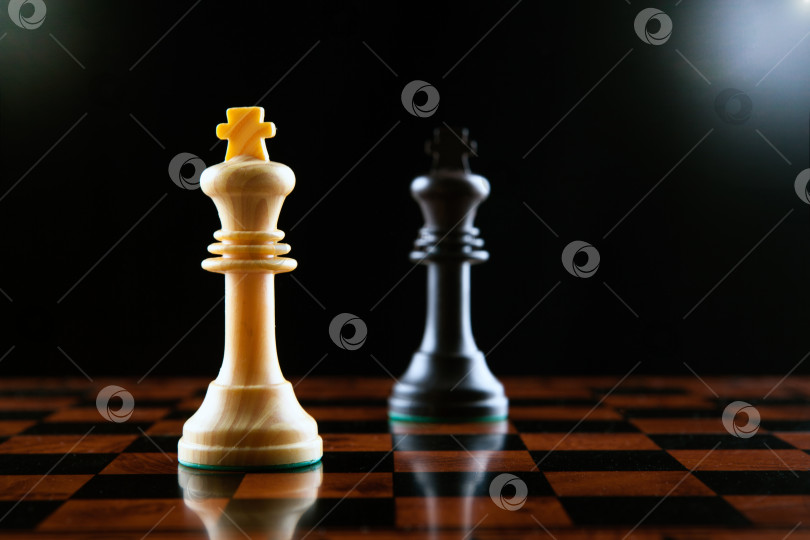 Скачать шахматная дуэль двух королей на черном фоне фотосток Ozero