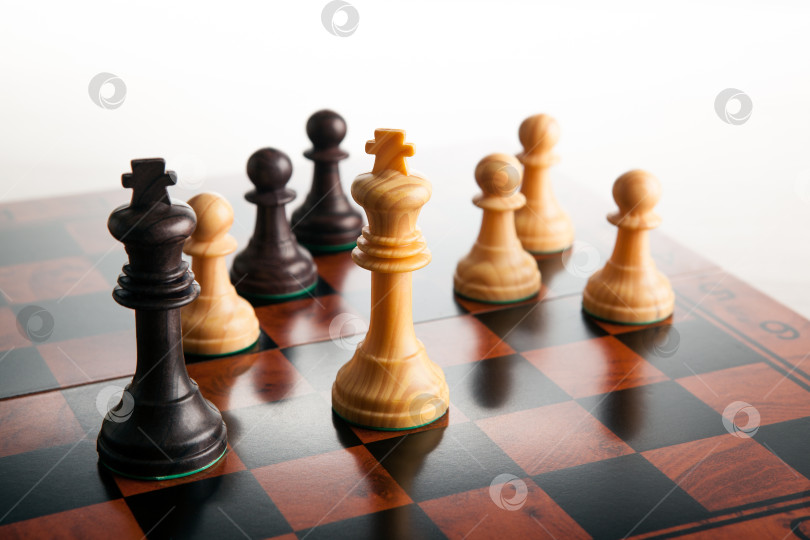 Скачать шахматная дуэль двух королей и пешек на шахматной доске на белом фоне фотосток Ozero