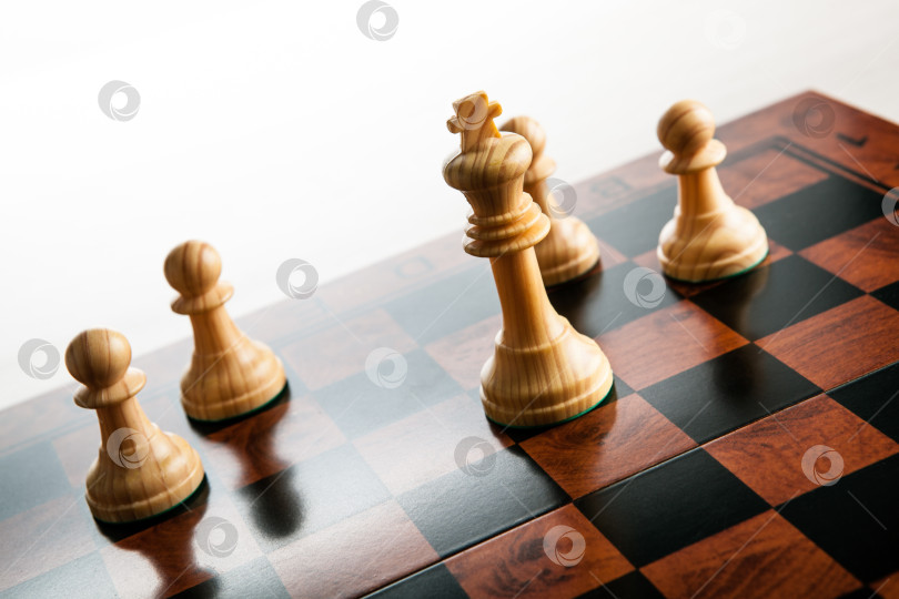 Скачать шахматные пешки на шахматной доске и шахматная фигура короля фотосток Ozero
