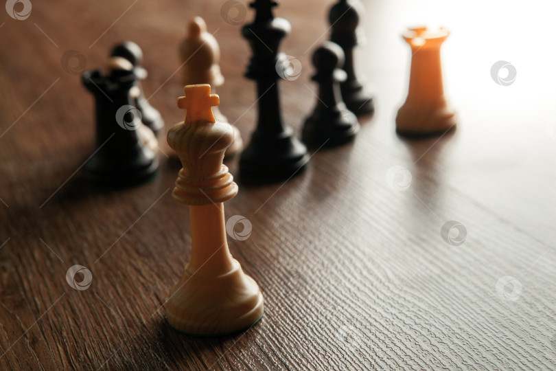 Скачать Шахматные фигуры на деревянном столе и шахматная фигура короля фотосток Ozero