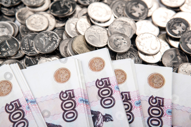 Скачать натюрморт из российских монет и пачки российских банкнот номиналом 500 рублей фотосток Ozero