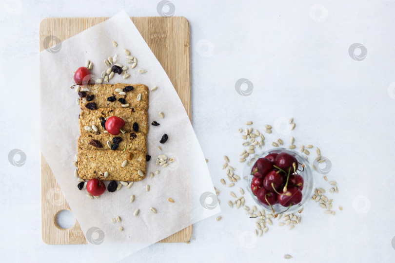 Скачать Печенье из гранолы с изюмом, вишней и косточками. Полезный сладкий десерт. Здоровая и полезнейшая пища. Домашняя еда, готовим дома. фотосток Ozero