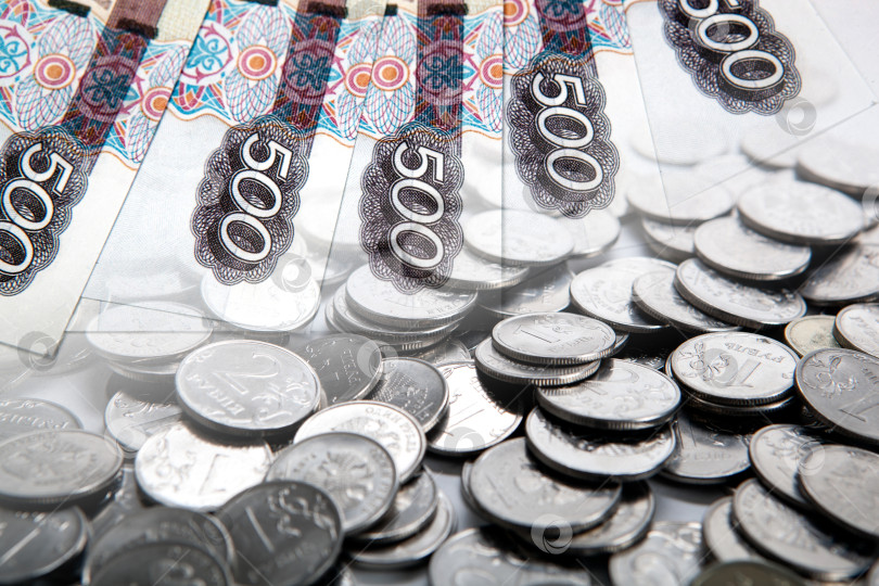 Скачать деловой натюрморт из денег рублевых купюр и рублевых монет фотосток Ozero
