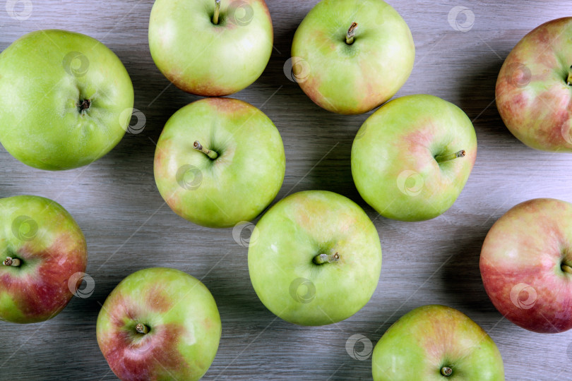 Скачать свежие яблоки на сером деревянном фоне фотосток Ozero