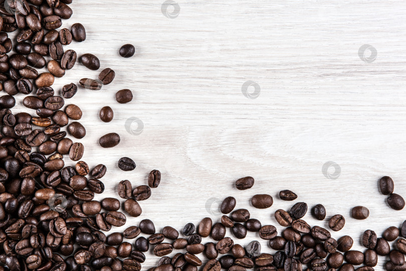 Скачать кофейные зерна на сером деревянном фоне фотосток Ozero