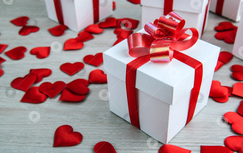 Скачать белая подарочная коробка на фоне текстильных форм сердечек фотосток Ozero