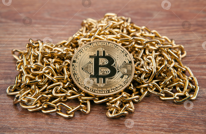 Скачать золотая монета биткоин на золотой цепочке крупным планом фотосток Ozero