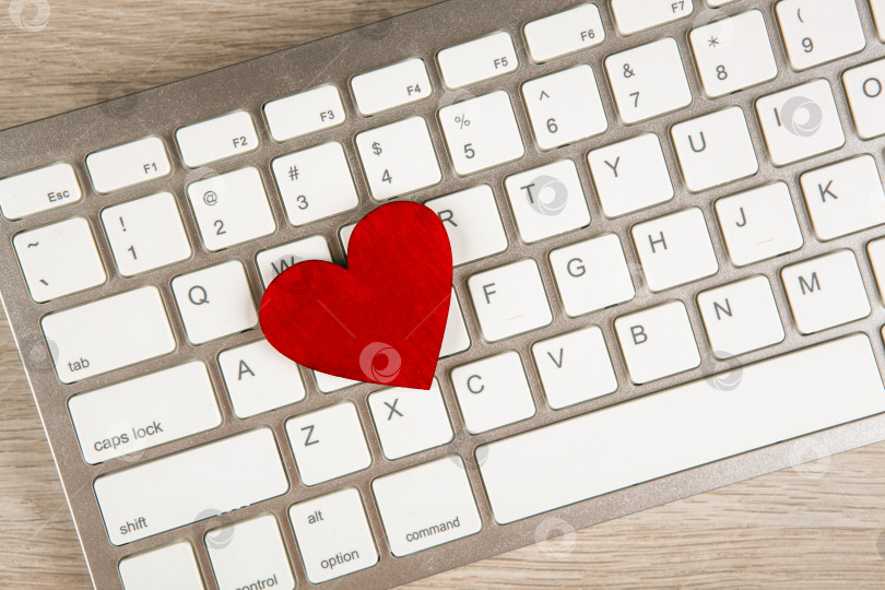 Скачать красное сердечко на белой клавиатуре вид сверху концепция сети знакомств фотосток Ozero