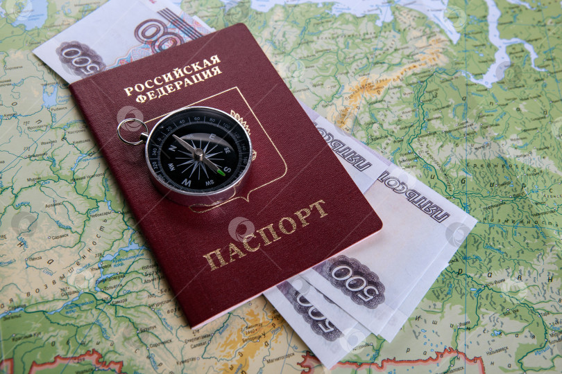 Скачать Российский паспорт с компасом и российскими деньгами на географической карте фотосток Ozero