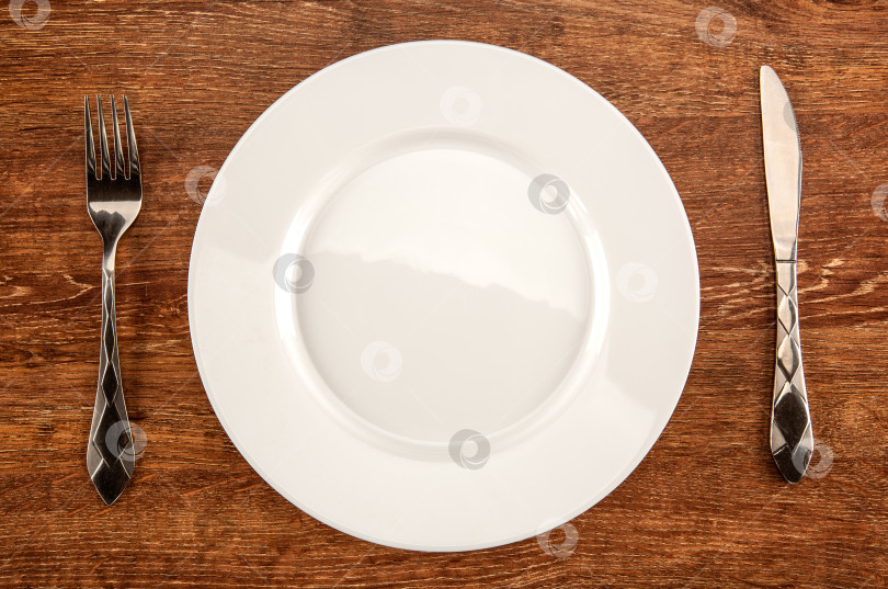 Скачать кухонные принадлежности в виде белой тарелки, вилки и ножа фотосток Ozero