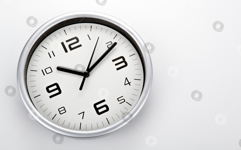 Скачать белый циферблат часов с черными цифрами на белом фоне крупным планом фотосток Ozero