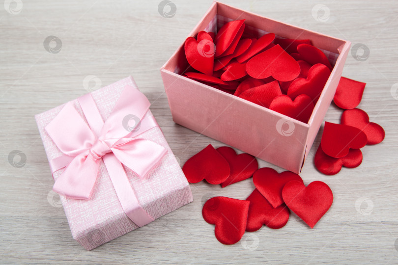 Скачать открытая розовая подарочная коробка с текстильными сердечками в форме сердца фотосток Ozero