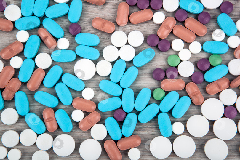 Скачать фон из множества разноцветных медицинских таблеток, вид сверху фотосток Ozero