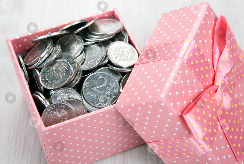 Скачать открытая розовая подарочная коробка с монетами в российских рублях фотосток Ozero
