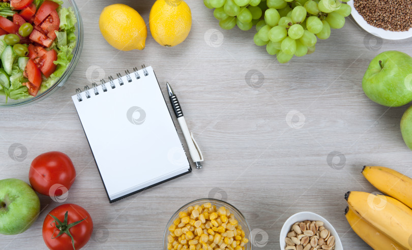 Скачать блокнот с диетическим питанием со свежими овощами и фруктами на столе фотосток Ozero