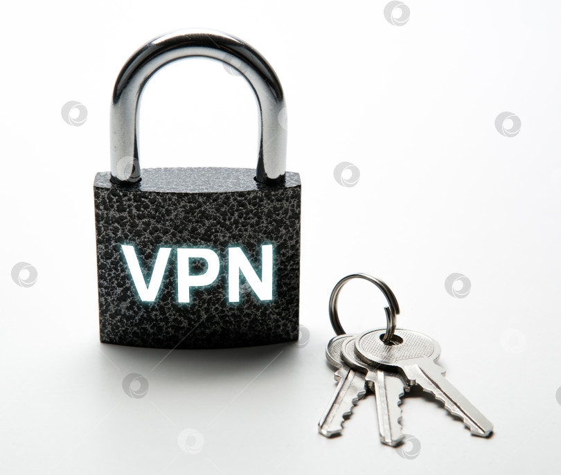 Скачать прочный навесной замок с надписью VPN with keychain Internet security фотосток Ozero