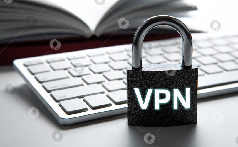 Скачать прочный навесной замок с надписью VPN с компьютерной клавиатурой Internet security фотосток Ozero