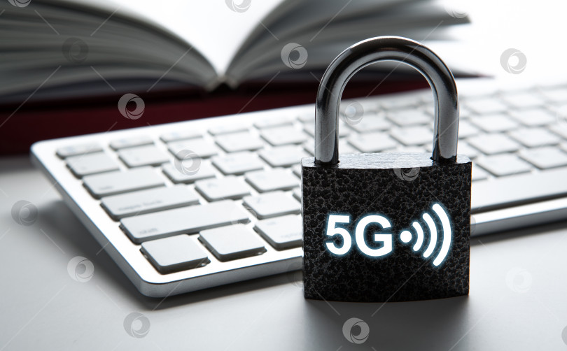 Скачать навесной замок с паролем 5G интернет с компьютерной клавиатурой Интернет-безопасность фотосток Ozero