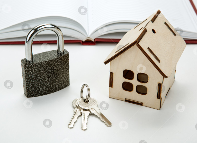 Скачать деревянный миниатюрный домик с ключами и навесным замком для домашней безопасности фотосток Ozero