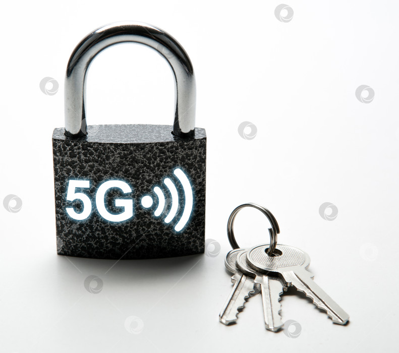 Скачать навесной замок с паролем 5G интернет с ключами на белом фоне Интернет-безопасность крупным планом Интернет-безопасность фотосток Ozero