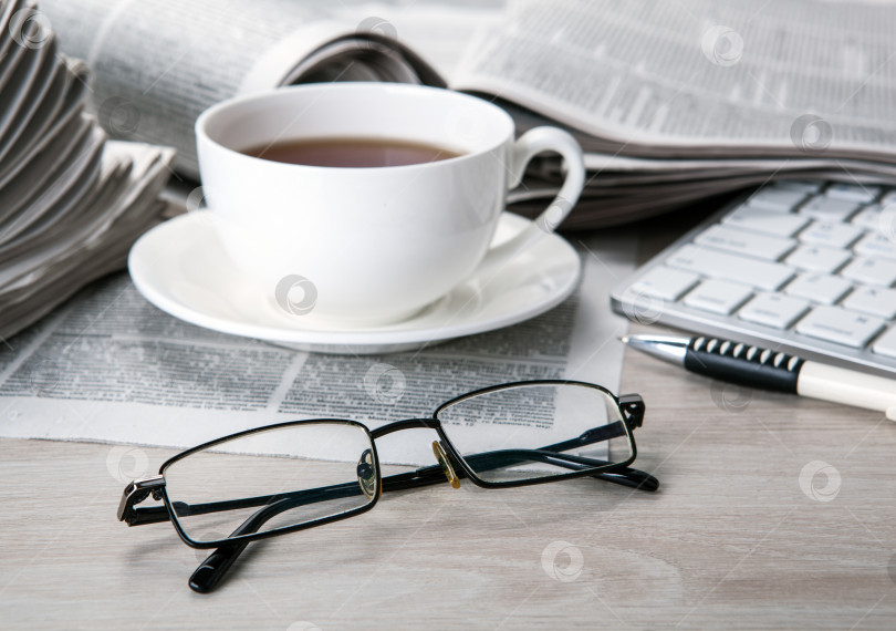 Скачать очки на газетах и чашка кофе на столе фотосток Ozero