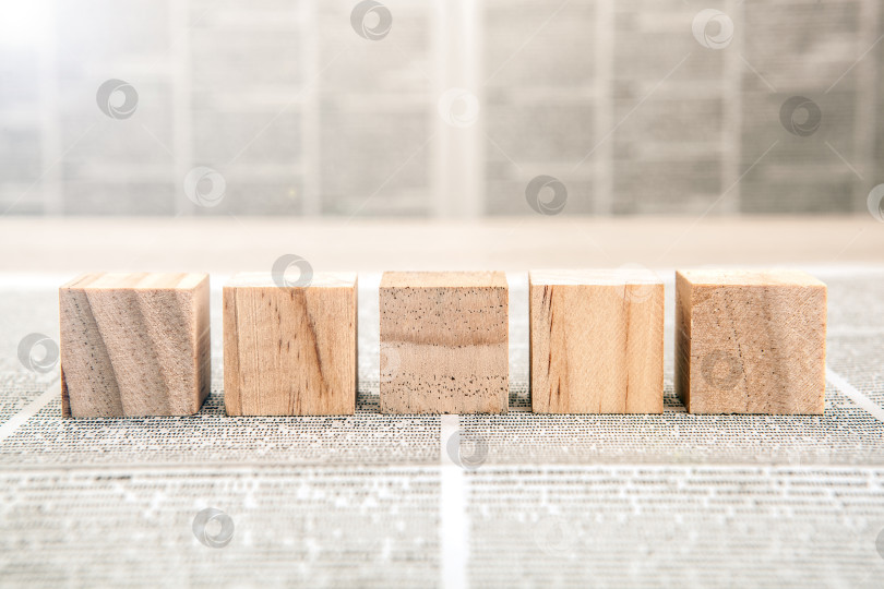 Скачать Пять деревянных кубиков на газетном фоне фотосток Ozero