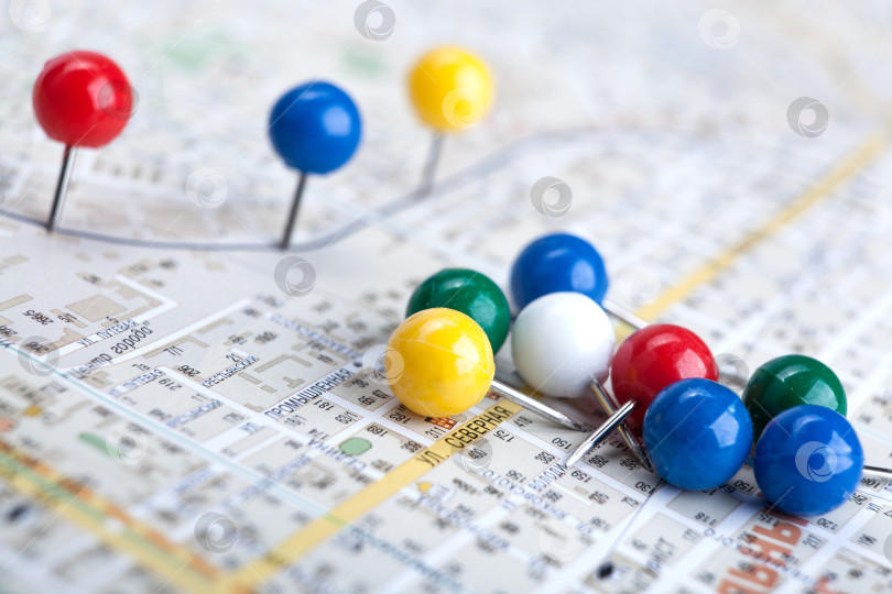 Скачать топографическая карта с цветными иглами-кнопками крупным планом фотосток Ozero