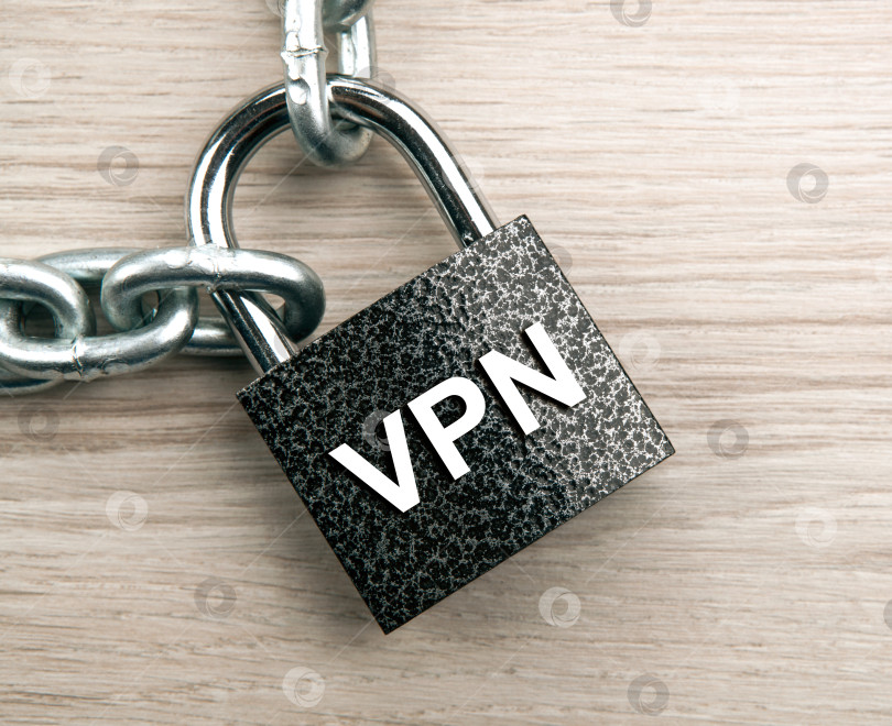 Скачать прочный навесной замок с надписью VPN со стальной цепочкой на деревянном фоне фотосток Ozero