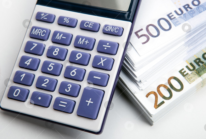 Скачать калькулятор и пачка банкнот достоинством 500 и 200 евро крупным планом фотосток Ozero