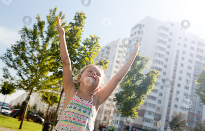 Скачать маленькая девочка в платье на солнышке фотосток Ozero