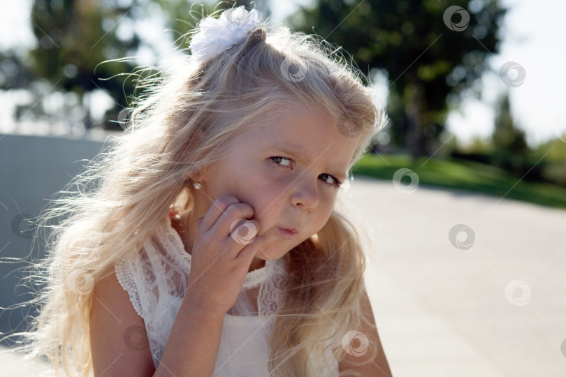 Скачать красивая маленькая девочка в белом платье на портрете фотосток Ozero
