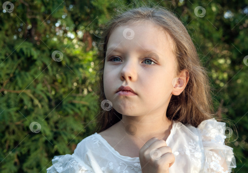 Скачать маленькая девочка в белом платье, улыбающийся портрет крупным планом фотосток Ozero
