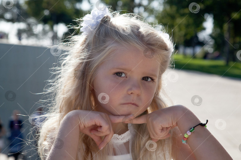 Скачать красивая маленькая девочка в белом платье на портрете фотосток Ozero