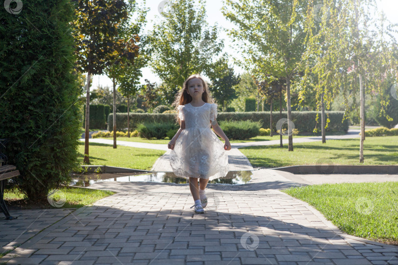 Скачать маленькая девочка в белом платье выходит погулять на солнышко фотосток Ozero