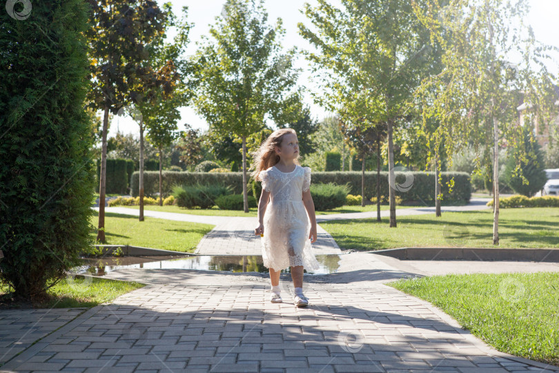 Скачать маленькая девочка в белом платье выходит погулять на солнышко фотосток Ozero