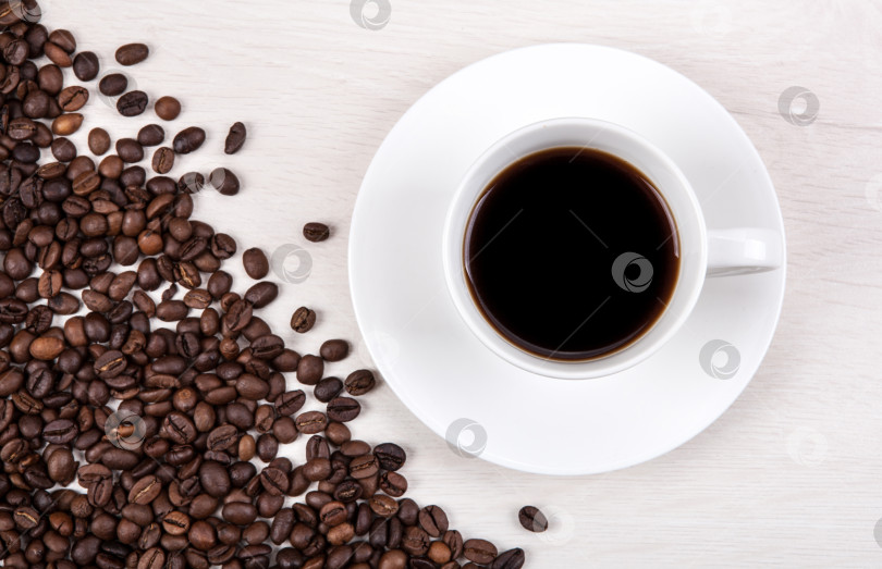 Скачать чашка кофе на сером деревянном фоне и чашечка обжаренного кофе bea фотосток Ozero